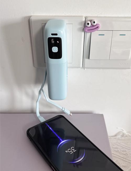 充电宝一边充电一边给手机充电