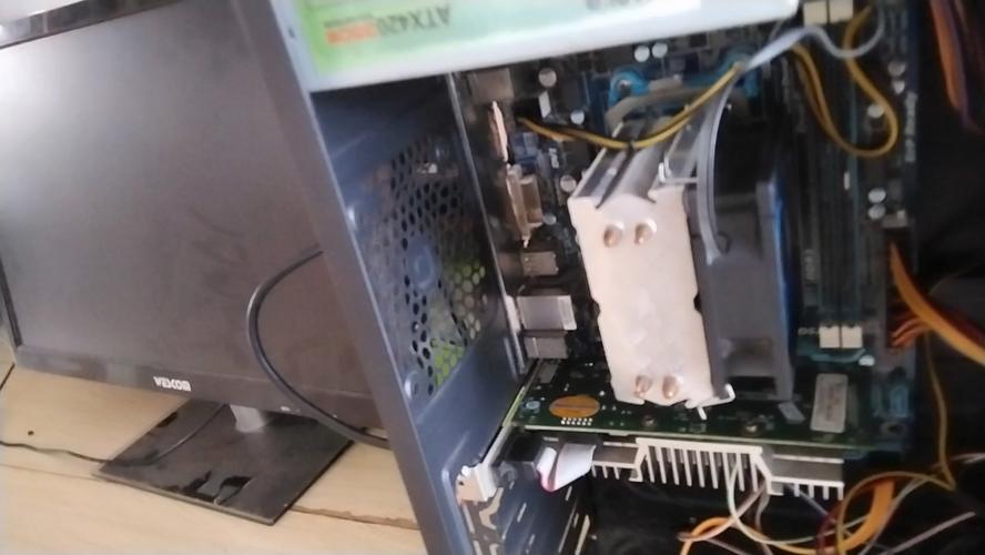 电脑开机风扇转但显示器没反应