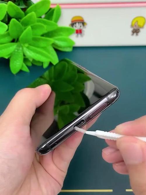 苹果手机听筒怎么清理灰尘