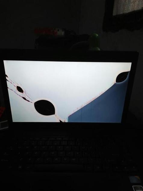 手提电脑黑屏但电源还亮着