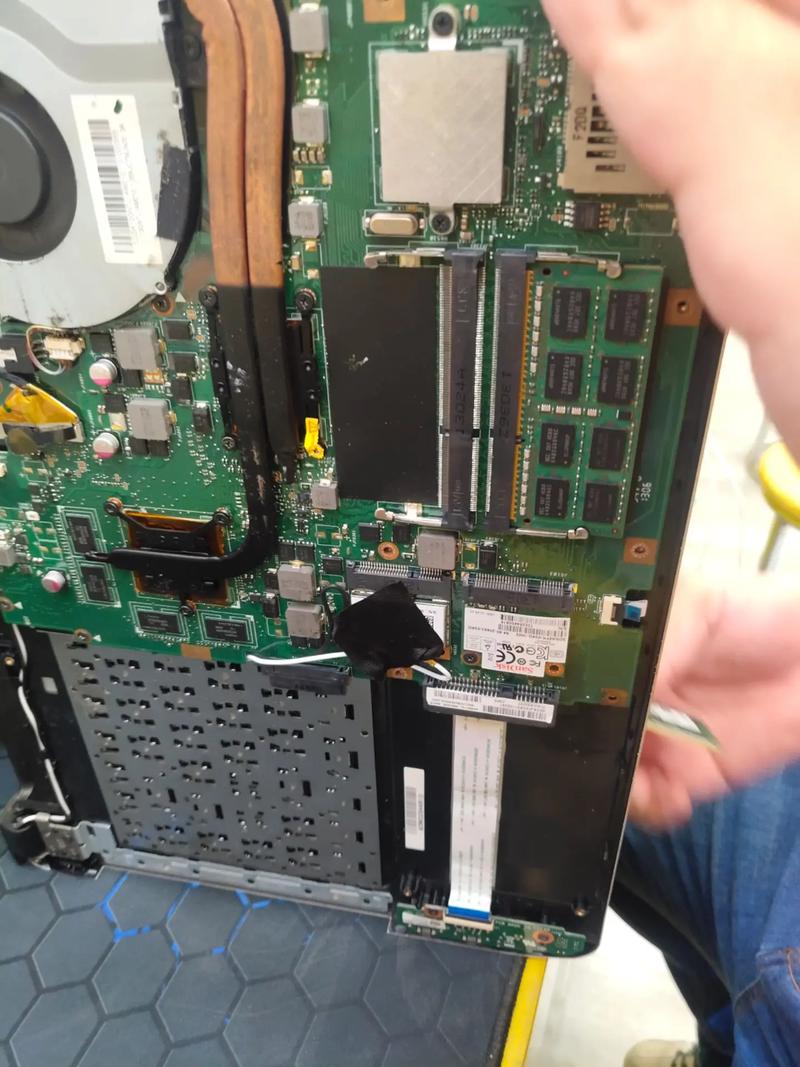 笔记本电脑进水开不了机