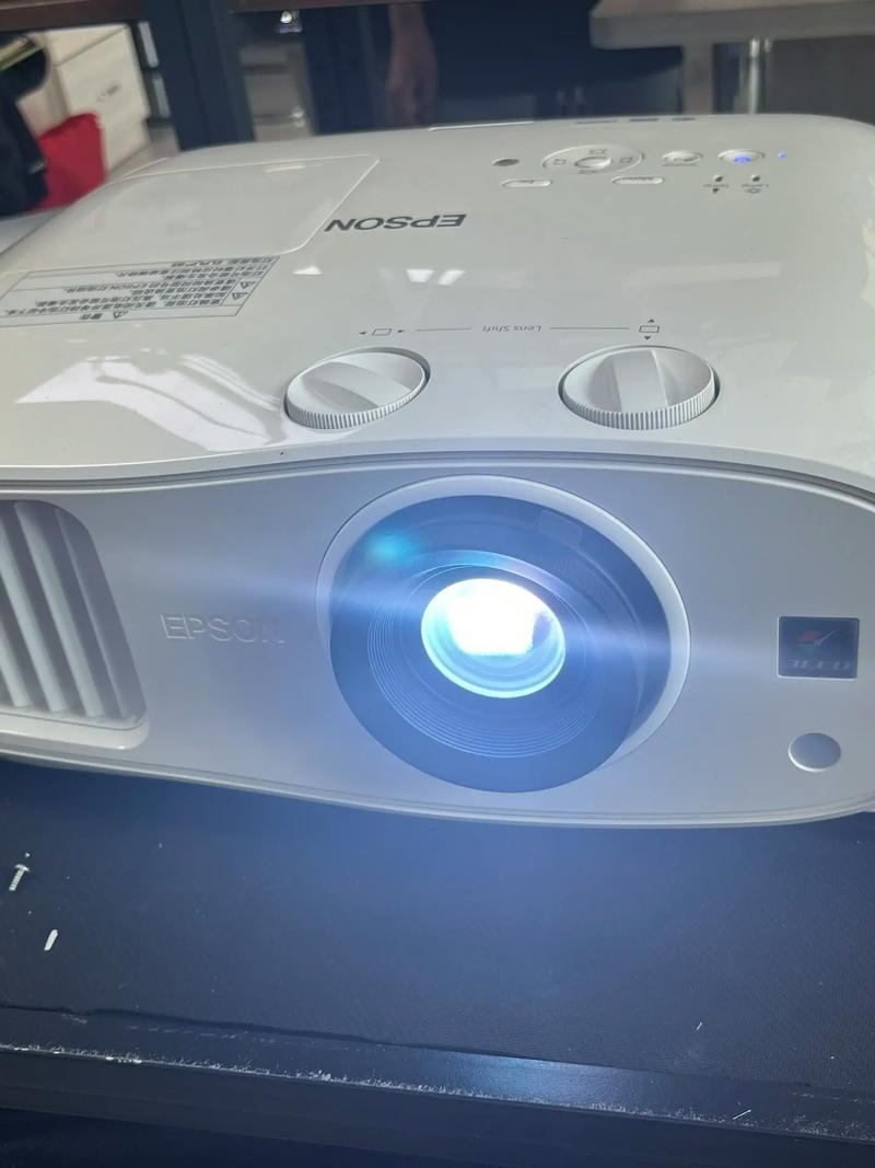 电脑连接投影仪显示不全