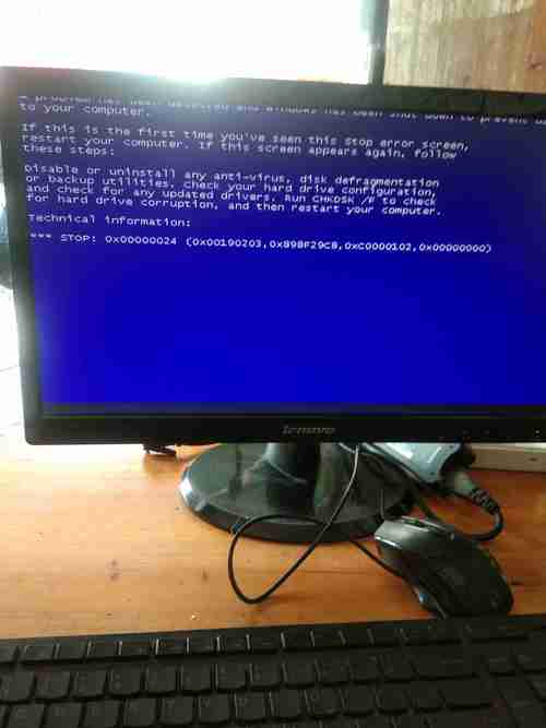 电脑开机黑屏有英文字母