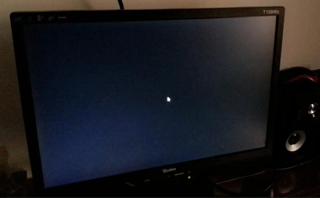 电脑开机黑屏键盘灯不亮