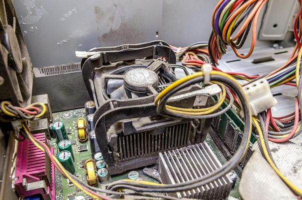 电脑风扇转但是开不了机